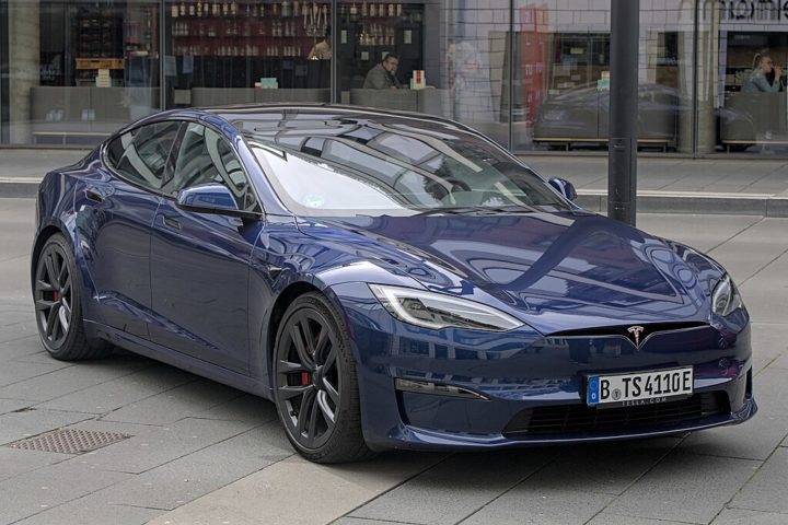 Tesla Model S (2012): Este sedã elétrico de luxo popularizou os veículos elétricos, oferecendo uma combinação de autonomia longa, desempenho de alto nível e tecnologia avançada, incluindo a capacidade de direção autônoma.