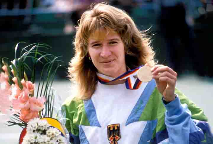 Foi a primeira tenista a ter vencido os quatro torneios do Grand Slam e os Jogos Olímpicos na mesma temporada, completando o Golden Slam. Ela conseguiu o feito e todas as conquistas no mesmo ano (1988).