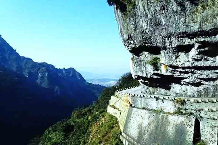 A fama não é à toa. A Estrada da Montanha Tianmen é considerada uma das mais perigosas do mundo.