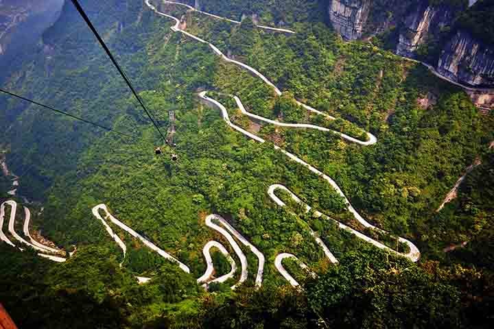 Uma estrada localizada na Montanha Tianmen, na província de Hunan, na China, chama a atenção por ser considerada a mais sinuosa do mundo.