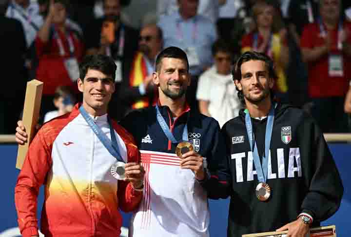 Nos Jogos Olímpicos de Paris, em 2024, Novak Djokovic alcançou o lugar mais alto do pódio ao vencer o espanhol Carlos Alcaraz. Dessa forma, ele se tornou o quinto tenista a alcançar o Golden Slam, nas disputas simples.