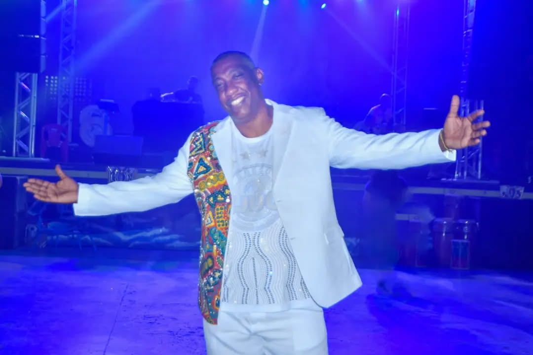 Ito Melodia (Unidos da Tijuca) - Filho do lendário intérprete Aroldo Melodia, seguiu os passos do pai e ficou à frente do carro de som da União da Ilha durante 20 anos consecutivos. Ele também teve passagem pela Unidos do Porto da Pedra, agremiação de São Gonçalo. 