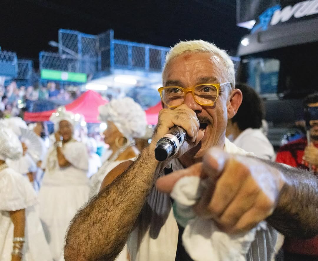 Zé Paulo Sierra (Mocidade) - Com passagens pela Difícil é o Nome, iniciou como apoio na Caprichosos de Pilares e teve contato direto com grandes nomes como Jackson Martins e Carlinhos de Pilares. Assumiu o microfone da escola em 2008. 