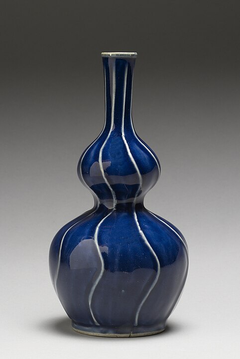 Artesãos europeus tentaram decifrar o segredo chinês sem sucesso, usando substitutos como o barro faiança.
