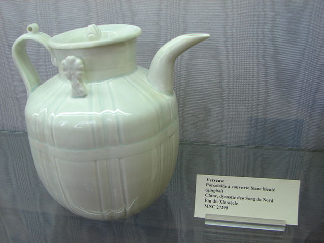 Na era da Dinastia Song (960-1279), a  porcelana alcançou novos padrões estéticos, com acabamentos suaves e esmaltados, inspirados pela natureza.
