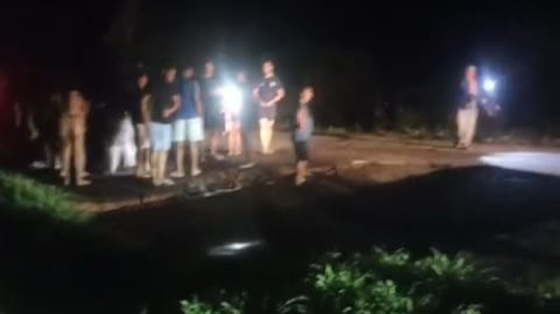 Carros caem em cratera que se abriu em via pública perto de Paracuru
 