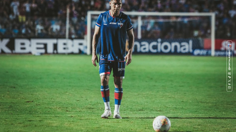 Pol Fernández, volante do Fortaleza, em duelo contra o Moto Club, pela Copa do Nordeste