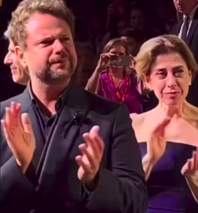 Os atores Selton Mello e Fernanda Torres não conseguiram conter as lágrimas com a recepção calorosa do público após a exibição do longa.