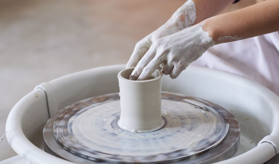 No século XVI, comerciantes portugueses levaram porcelana da China, despertando fascínio e colecionismo. Eles introduziram a porcelana na Europa
