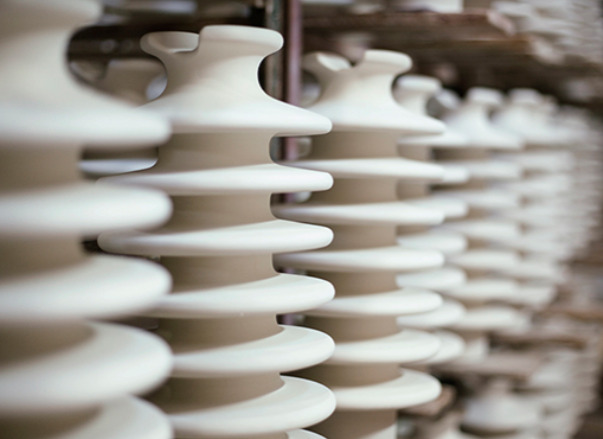 No século XX, foi utilizada em isoladores para redes elétricas, graças à sua alta resistência térmica. Na foto, isoladores elétricos feitos de porcelana pela empresa Santa Terezinha. 
