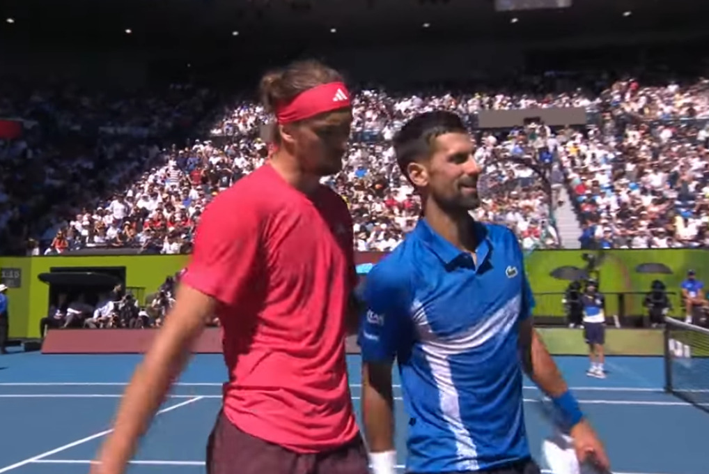 Após perder o tie-break do primeiro set, ele largou a raquete, deixando o caminho livre para o alemão, que disputará pela primeira vez uma final do Australia Open.  Djokovic é um dos maiores tenistas da história, vencedor de 24 Grand Slams e um dos raros detentores do Golden Slam. 
