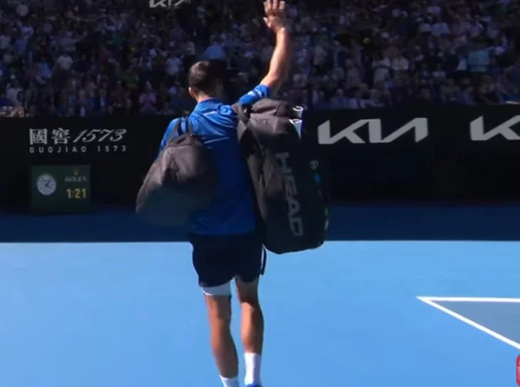 A atitude de Djokovic causou surpresa, mas tem explicação. O atleta está com uma lesão e entrou na quadra com uma bandagem na coxa esquerda. 