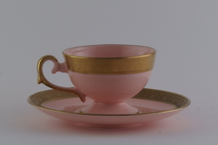 Pesquisas recentes exploram porcelana avançada como material em aplicações de alta temperatura e resistência.
