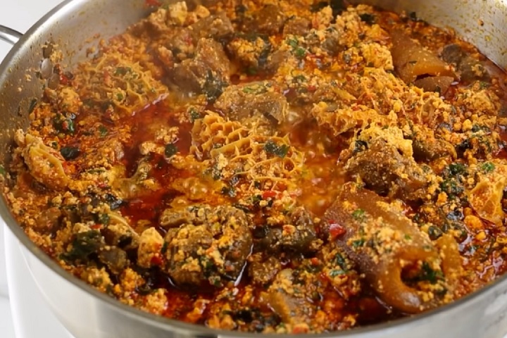 Egusi Soup: Uma sopa cremosa feita com sementes de abóbora (ou melão) moídas, legumes e carne. É popular na Nigéria e em outros países da África Ocidental.