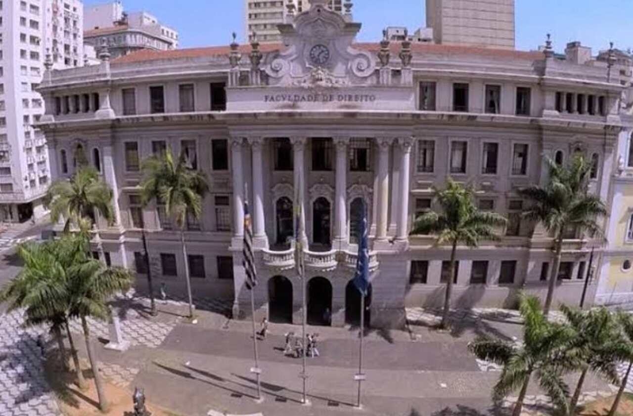 Inicialmente, ele cursou Direito na Faculdade de Direito do Largo de São Francisco, em São Paulo, mas logo se voltou completamente para a carreira nas artes.