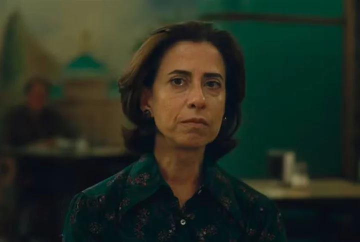 É uma atuação que deve catapultar ela para a temporada de premiações, 25 anos depois de sua mãe ser indicada ao Oscar por Central do Brasil, disse uma crítica do Deadline, um dos maiores sites de entretenimento dos EUA.