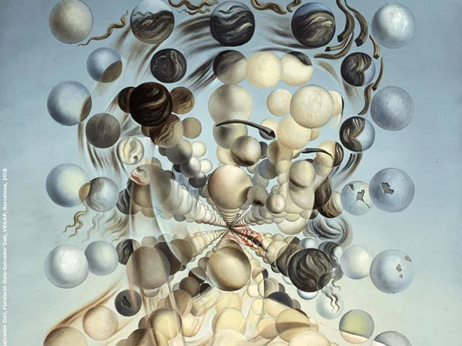Gala foi a grande musa de Dali, inspiração para muitos quadros e esculturas. Um dos quadros mais impactantes é Galetea das Esferas, de 1952.  Galetea se refere a uma ninfa do mar da mitologia, conhecida pela virtude. E as esferas são uma referência à teoria dos átomos. 