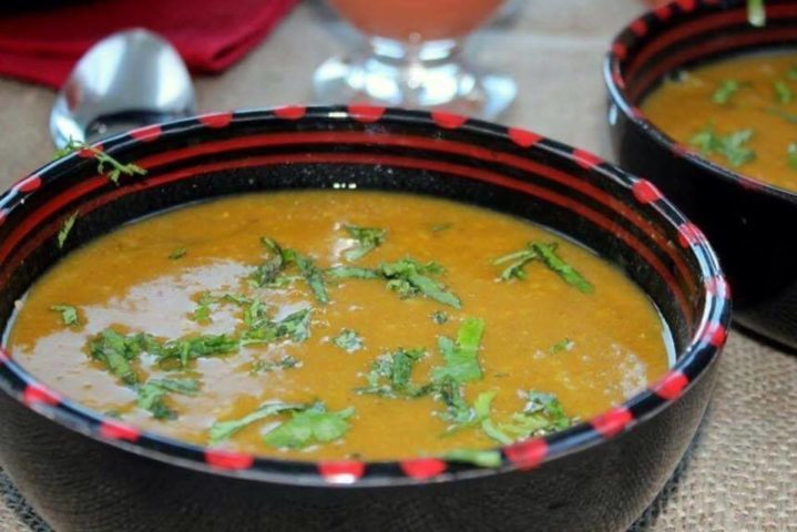 Harira: Guisado muito popular na região noroeste da África. Leva lentilhas, grão-de-bico, carne, tomate e especiarias. É tradicionalmente servido durante o Ramadã.