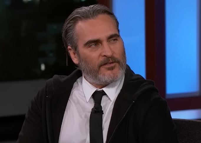 Vencedor do Oscar por “Coringa”, em 2020, Joaquin Phoenix experimenta agora o sentimento oposto. O ator foi indicado ao “prêmio” de Pior Ator do Razzie Awards, cerimônia humorística conhecida no Brasil como Framboesa de Ouro. Curiosamente, a menção recebida pelo astro se dá pelo mesmo personagem que o consagrou cinco anos atrás. 
