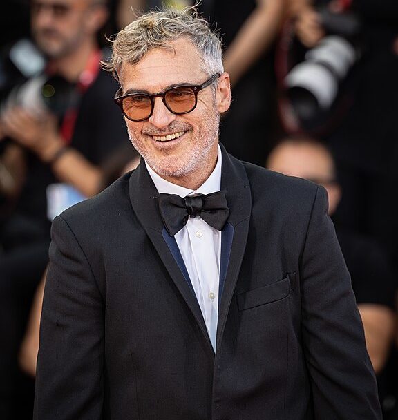 Com o passar do tempo, Phoenix adotou seu nome de batismo e passou a ser reconhecido por suas performances complexas e versáteis.