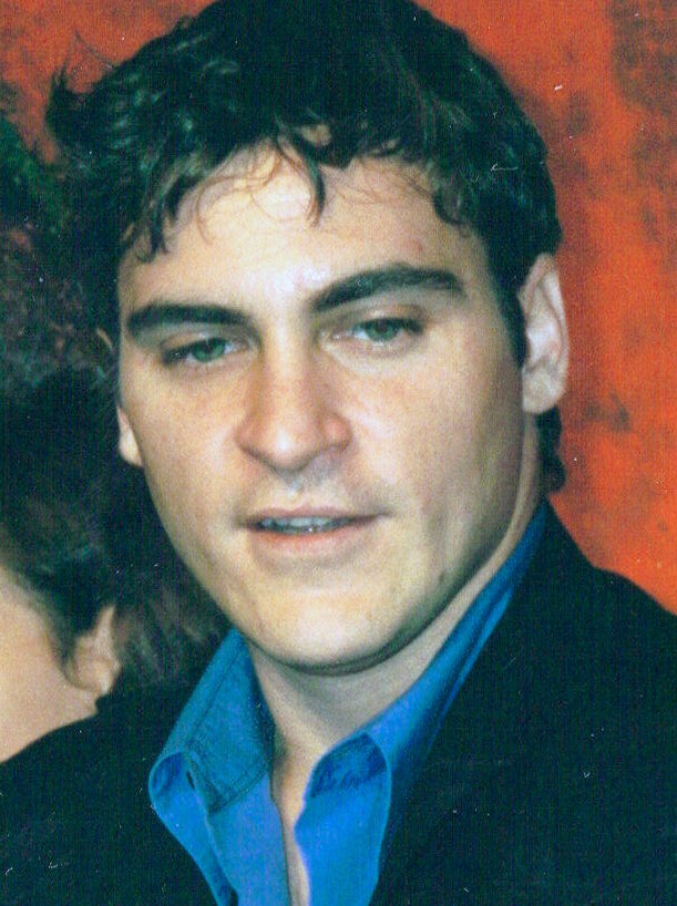 Nascido Joaquin Rafael Bottom em 28 de outubro de 1974, Joaquin Phoenix — como é conhecido — é natural de San Juan, Porto Rico.