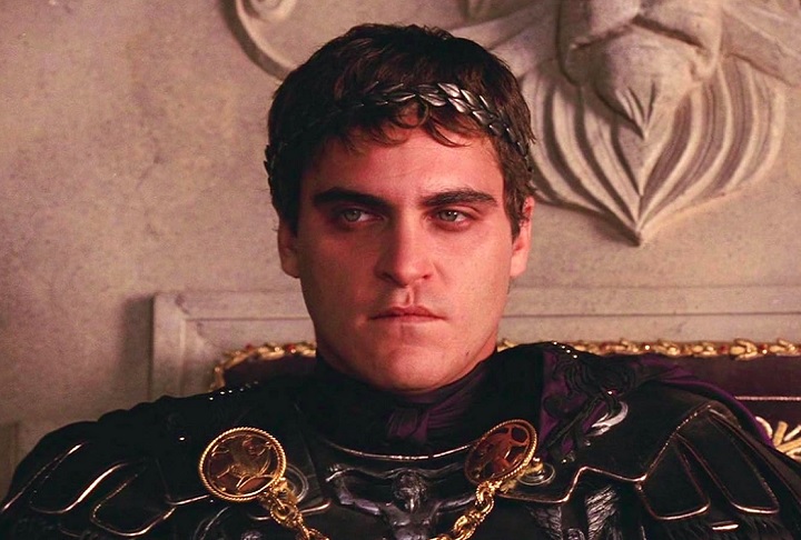 Na trama, ele interpreta o cruel imperador Commodus, papel que lhe rendeu sua primeira indicação ao Oscar. 
