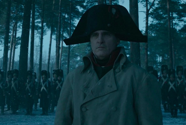 Antes de viver o Coringa novamente, Phoenix interpretou Napoleão no filme homônimo de 2023, dirigido por Ridley Scott, com quem já tinha trabalhado em Gladiador.