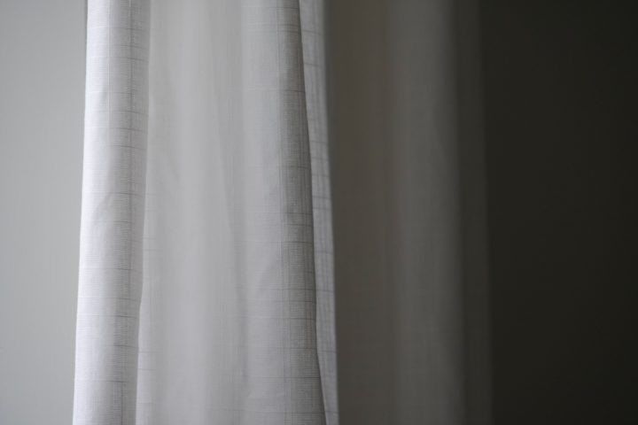 Outra opção é colocar cortinas que bloqueiam a luz para isolar o ambiente e diminuir os aumentos de temperatura ao longo do dia.