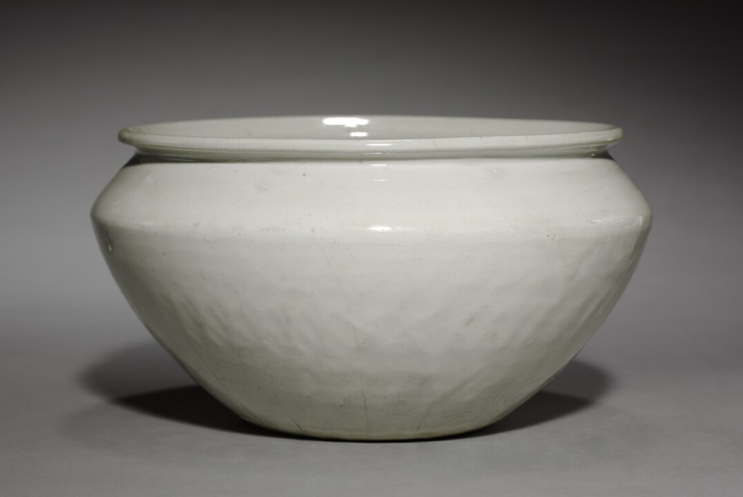 Na Dinastia Shang, quando surgiu a porcelana, ela era feita a partir de argila caulinita submetida a altas temperaturas, criando um material translúcido e resistente.  Durante a Dinastia Tang (618-907) os chineses refinaram a técnica, criando porcelana branca de alta qualidade, que se tornou símbolo de prestígio.