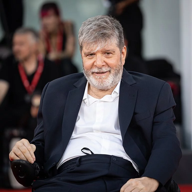 A história se baseia no livro homônimo escrito pelo jornalista Marcelo Rubens Paiva (filho de Eunice). Ela virou a grande militante ativista da ditadura e da redemocratização brasileira e do chamado Brasil novo, disse ele.