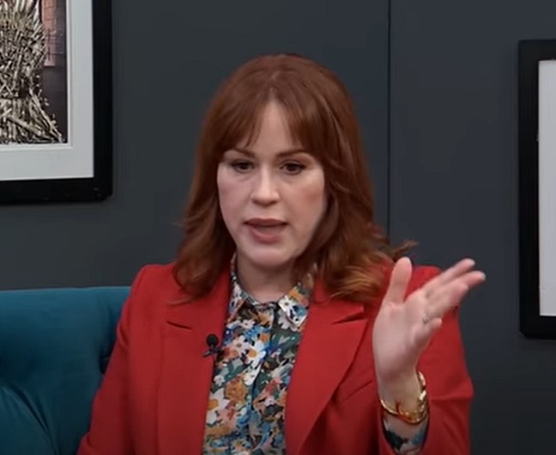 A atriz Molly Ringwald recusou o papel de Vivian Ward no filme Uma Linda Mulher (1990). Na ocasião, ela não gostou do primeiro roteiro da obra e declinou do convite.