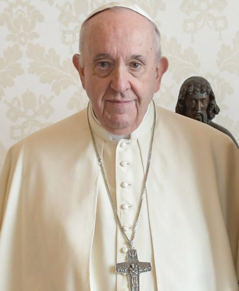 O Papa Francisco nasceu em 17 de dezembro de 1936 e foi batizado como Jorge Mario Bergoglio. Ele é o 266º Papa da Igreja Católica e líder mundial da Igreja desde março de 2013, quando sucedeu o Papa Bento XVI, que renunciou ao posto.
