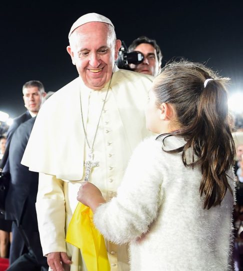 O Papa também é conhecido por sua abordagem inclusiva. Ele tem enfatizado a compaixão e a misericórdia, buscando uma igreja mais acolhedora e próxima das pessoas.