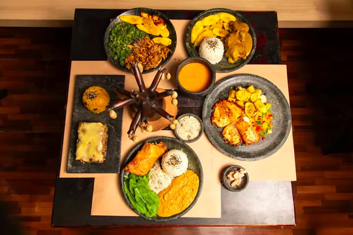 Um restaurante de São Paulo tem ganhado destaque por celebrar a culinária africana com pratos tradicionais de países como Angola, Mali e Nigéria.
