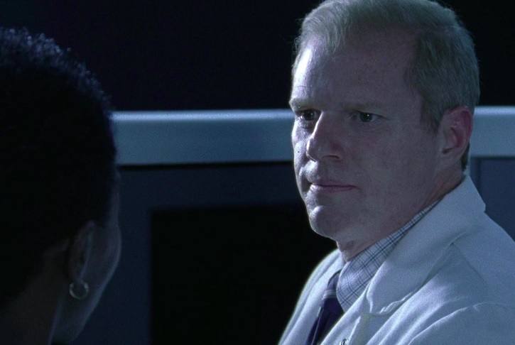 Homenagem científica: Em um dos episódios, a série faz uma sutil homenagem a Edward Jenner, médico que criou a vacina contra a varíola. O personagem Dr. Edwin Jenner, do Centro de Controle de Doenças, compartilha o mesmo sobrenome do cientista real.