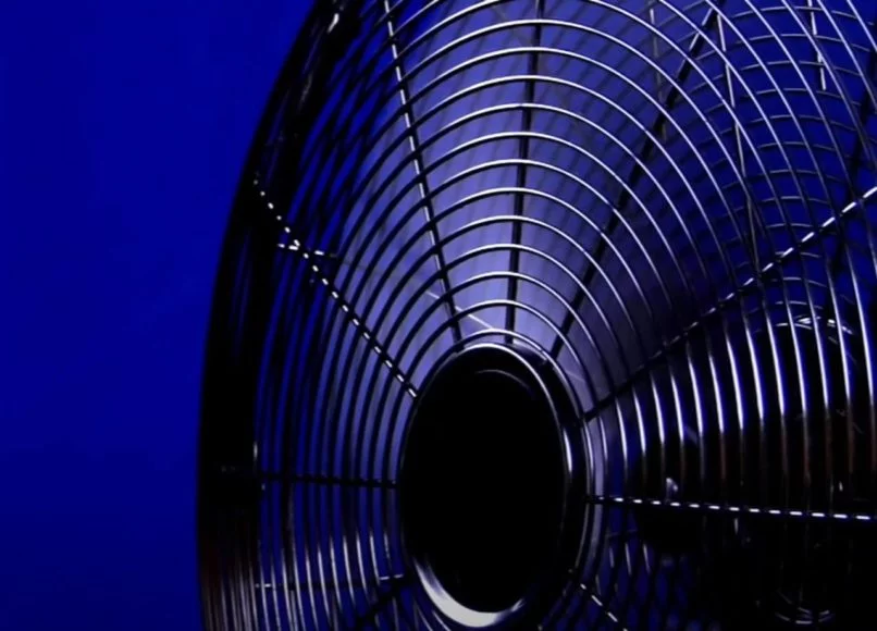 Ventilador na janela: Embora você possa sentir mais conforto térmico quando o ventilador está voltado para você, ele, na verdade, não tem a capacidade real de esfriar o ambiente; ele apenas movimenta o ar. 