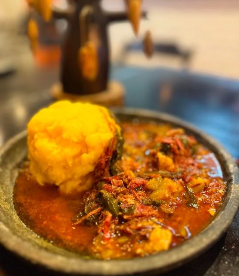 O cardápio destaca pratos como Tigadèguèna, de Mali, e Calulu de carne seca, de Angola, com referências à culinária nordestina brasileira.