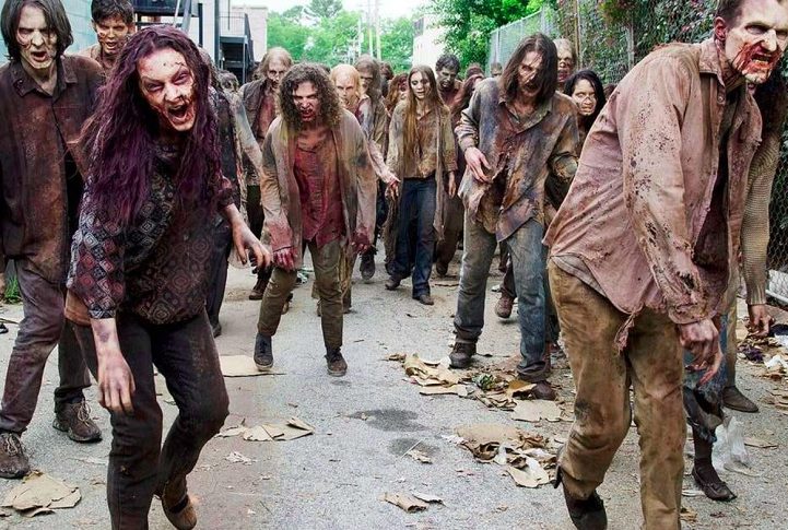 Zumbis com treinamento: Para interpretar os icônicos walkers, os figurantes tiveram que passar por um treinamento específico. Eles recebiam instruções para andar como se estivessem bêbados e cansados, além de serem proibidos de falar ou piscar durante as gravações. 