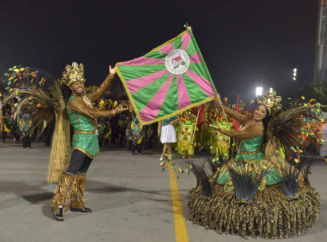 De acordo com Ilclemar Nunes, em Mestre-sala e Porta-bandeira, meneios e mesuras, as origens da dança remontam ao ritual das meninas-moças africanas, que se preparavam para o casamento, e dos rapazes-guerreiros, que as cortejavam dançando.
