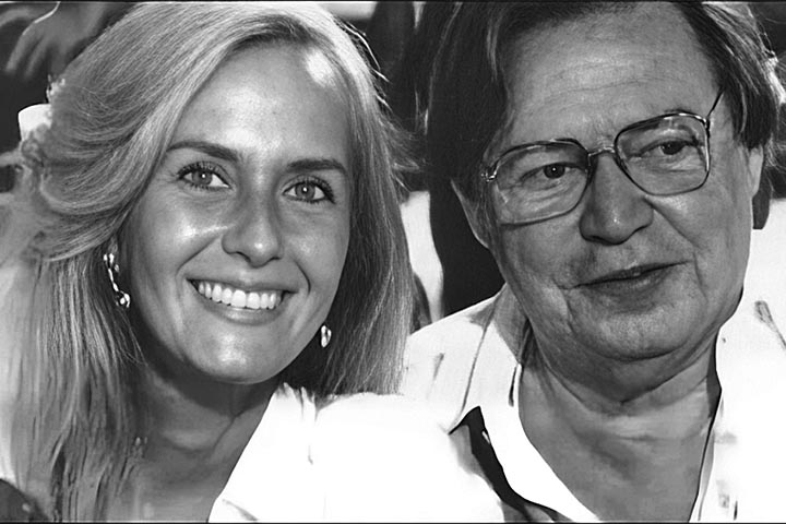 Jobim ganhou destaque no Brasil quando se associou ao poeta e diplomata Vinicius de Moraes para compor a música da peça Orfeu da Conceição (1956). A música mais popular do espetáculo foi Se Todos Fossem Iguais A Você, que ganhou adaptação para o cinema.