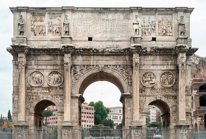 ARCO DE CONSTANTINO – ROMA, ITÁLIA - Construído em 315 d.C., homenageia a vitória de Constantino. É uma celebração da conversão do Império Romano ao cristianismo.