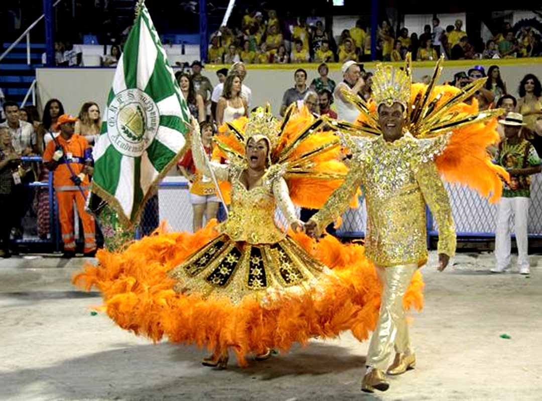 A vestimenta é composta por perucas, tiaras, coroas, luvas, saia longa e de larga volta. As roupas possuem faisões, strasses, plumas, miçangas, acetato, canutilhos, paetês, vime, espuma, luzes de LED, entre outros tipos de materiais.