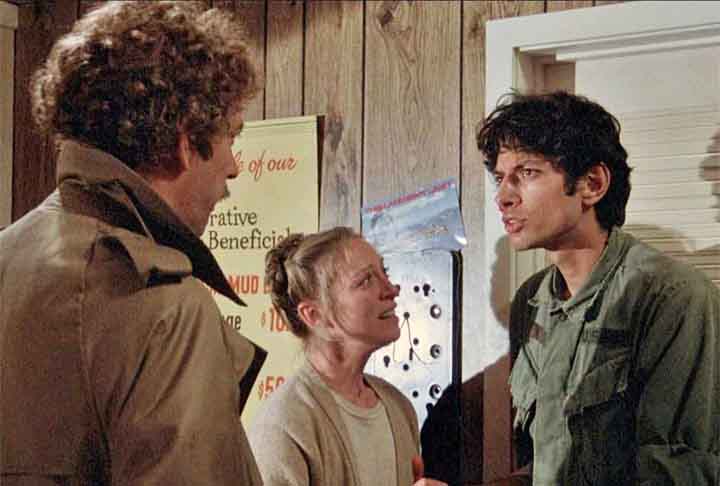 Na trama, Matthew Bennell, interpretado por Donald Sutherland, e amigos testemunham uma invasão alienígena. O elenco ainda contou com Leonard Nimoy, no papel do Dr. David Kibner. 