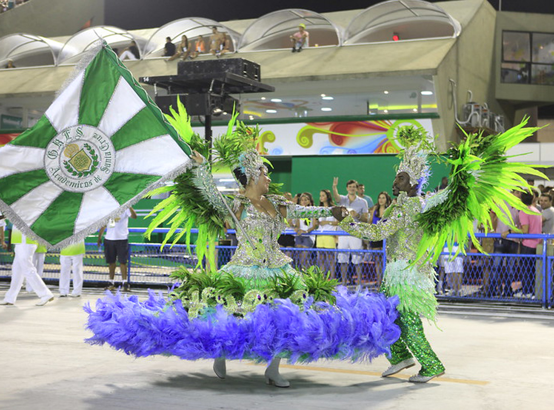 A função de mestre sala e porta-bandeira têm a dança inspirada no minueto, de origem francesa. Ainda no período de escravidão, os negros espiavam as danças e replicavam os passos no ritmo do batuque africano. A dança de proteção surgiu, portanto, com a criatividade dos negros, assim como o samba que se conhece hoje. 