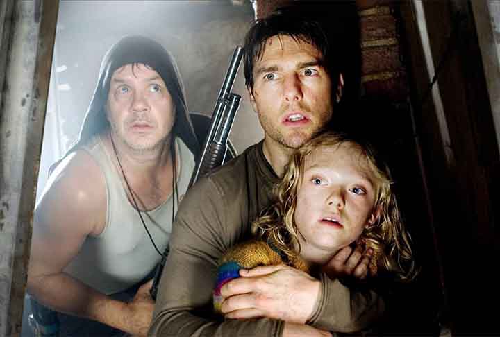 O longa é estrelado por Tom Cruise, que interpreta um homem divorciado, que trabalha como estivador e acaba tendo que proteger os filhos contra invasores extraterrestres. 