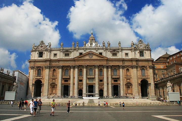 PÓRTICO DE SÃO PEDRO - VATICANO -  Na Praça de São Pedro, há um pórtico imponente que dá acesso à Basílica. Ele foi projetado por Gian Lorenzo Bernini , um dos arquitetos  escultores mais renomados da história da Itália, no século 17. São grandes portas e entre elas ficam placas de pedra com inscrições antigas e modernas. Nas extremidades do pórtico, ficam dois vestíbulos com estátuas.