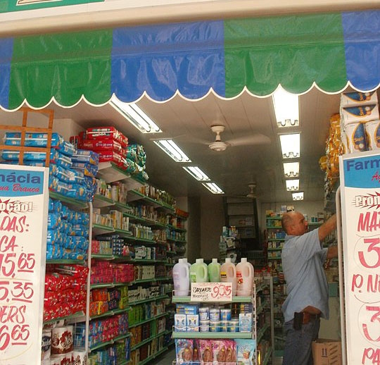 O profissional formado em farmácia deve orientar não apenas os clientes em caso de dúvidas, mas também os próprios funcionários da loja. 