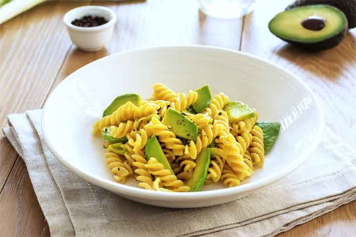 Outro tipo de massas são as recheadas. Dentre esses estilos de macarrão, estão ravioli, capeletti, tortellini e guioza. Rápido e fácil de preparar, torna-se uma opção conveniente para refeições rápidas e saborosas, especialmente para aqueles com agendas ocupadas.
