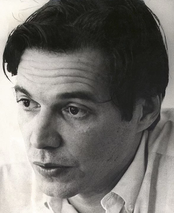 Jobim internacionalizou a Bossa Nova e, com a ajuda de importantes artistas estadunidenses, a ligou ao jazz nos anos 1960 para criar uma nova sonoridade, de sucesso popular. 25 de janeiro é também o Dia Nacional desse gênero musical.