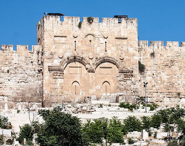 PORTA DOURADA - JERUSALÉM - ISRAEL - Também chamado de Portão de Ouro, Portão Dourado, Portão da Piedade e Portão da Vida Eterna, é um dos oito portões das muralhas da Cidade Velha de Jerusalém. Esse portão é o mais antigo, servindo como passagem direta para o Monte do Templo. Uma teoria diz que teria sido construído no ano 520. Outra considera que a obra é de cerca de 100 anos depois, no século 7.
